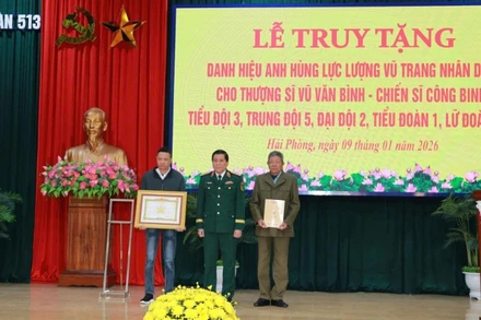 Thừa ủy quyền của Chủ tịch nước, Trung tướng Nguyễn Đức Hưng, Bí thư Đảng ủy, Chính ủy Quân khu 3 trao Bằng danh hiệu Anh hùng Lực lượng vũ trang nhân dân tặng đại diện gia đình Thượng sĩ Vũ Văn Bình.