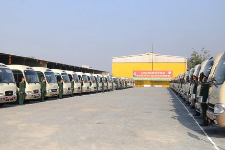 Đội hình xe ô-tô thực hiện nhiệm vụ đưa đón đại biểu dự Đại hội Đại biểu toàn quốc lần thứ XIV của Đảng.