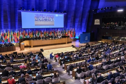 Kỳ họp lần thứ 43 Đại hội đồng UNESCO diễn ra tại Samarkand (Uzbekistan) từ ngày 30/10 đến 13/11. Đây là lần đầu tiên kể từ năm 1985, Đại hội đồng UNESCO được tổ chức bên ngoài trụ sở chính ở Paris (Pháp).