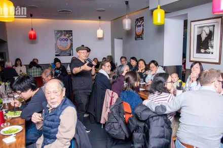 Bữa cơm cộng đồng đoàn kết hướng về các nạn nhân bão lũ lần thứ hai tiếp tục thu hút sự tham gia của đông đảo kiều bào tại Pháp. (Ảnh: KHẢI HOÀN)