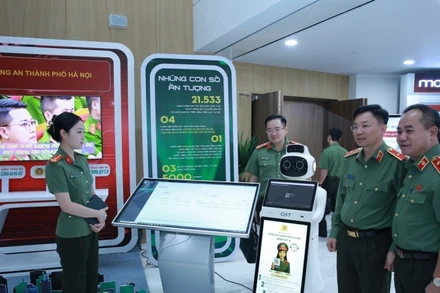 Các đại biểu tham quan mô hình ứng dụng chuyển đổi số trong Công an nhân dân.