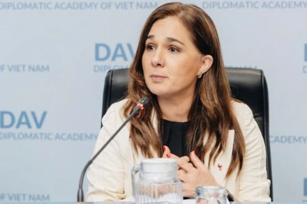 Bà Gloria De La Fuente, Thứ trưởng Ngoại giao Chile, chia sẻ về Chính sách đối ngoại nữ quyền ở Chile. (Ảnh: Học viện Ngoại giao)