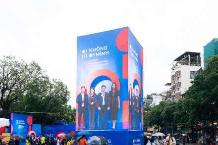 Dù thời tiết không thuận lợi, vẫn có rất đông học sinh và phụ huynh tham quan, trải nghiệm Ngày hội An toàn trực tuyến.