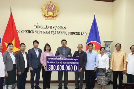 Tỉnh Champasak hỗ trợ thành phố Huế 300 triệu đồng khắc phục hậu quả thiên tai. (Ảnh: Cộng tác viên)