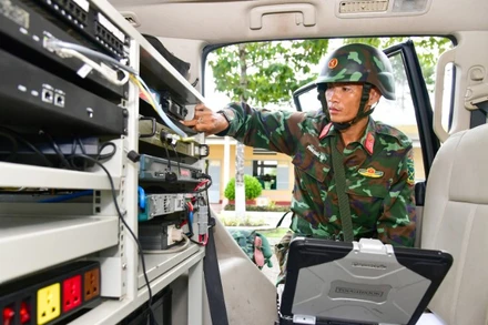 Thượng úy Phan Khắc Vủ, Trưởng xe VSAT2, Tiểu đoàn 3 kiểm tra đường truyền thiết bị.