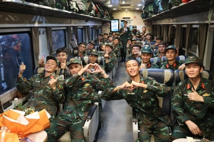 Niềm vui trên những gương mặt trẻ sạm nắng sau khi hoàn thành nhiệm vụ A80