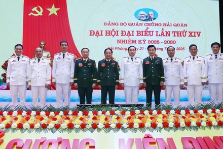 Đại tướng Trịnh Văn Quyết, Bí thư Trung ương Đảng, Ủy viên Thường vụ Quân ủy Trung ương, Chủ nhiệm Tổng cục Chính trị Quân đội nhân dân Việt Nam cùng các đại biểu tại đại hội. 