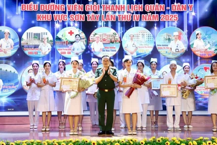 Thiếu tướng Phùng Ngọc Sơn Phó Chủ nhiệm, Tham mưu trưởng Tổng cục Hậu cần–Kỹ thuật trao thưởng cho đội đạt Giải Xuất sắc.