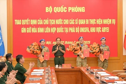 Thượng tướng Phùng Sĩ Tấn, Phó Tổng Tham mưu trưởng Quân đội nhân dân Việt Nam, Tổ phó Công tác liên ngành, Phó Trưởng Ban Chỉ đạo Bộ Quốc phòng về tham gia hoạt động Gìn giữ hòa bình Liên hợp quốc trao quyết định của Chủ tịch nước, Quyết định của Bộ trưởng Quốc phòng cho 3 sĩ quan Quân đội nhân dân Việt Nam đi thực hiện nhiệm vụ.