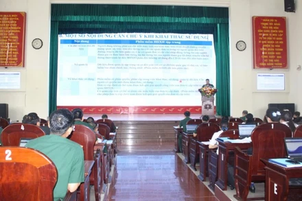 Các cán bộ nghe giới thiệu các nội dung.