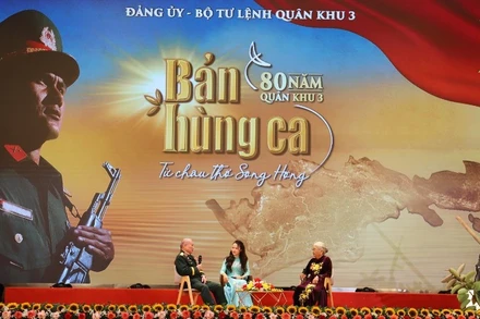 Thượng tướng Nguyễn Thế Trị và Anh hùng lực lượng vũ trang Nhân dân Trương Thị Tám phát biểu giao lưu với cán bộ, chiến sĩ lực lượng vũ trang Quân khu 3.