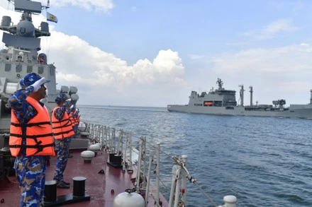 Luyện tập vận động đội hình, chào nhau.