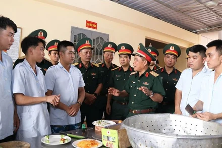 Đoàn công tác kiểm tra giờ học thực hành của học viên trung cấp kỹ thuật chế biến nấu ăn.