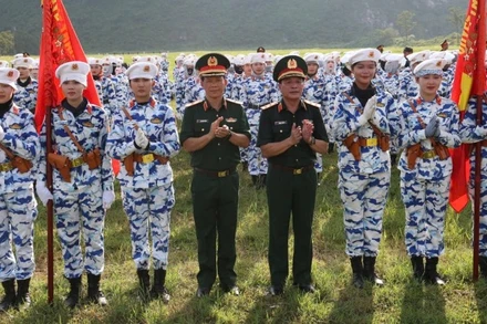 Trung tướng Trương Thiên Tô thăm hỏi lực lượng tham gia diễu binh, diễu hành.