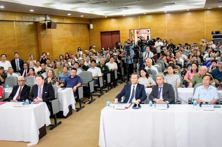 Toàn cảnh lễ khai mạc trưng bày tài liệu lịch sử và trao trả hồ sơ chứng tích chiến tranh.