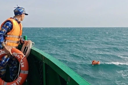 Cán bộ, chiến sĩ Tàu 954 tiếp cận các thuyền viên.