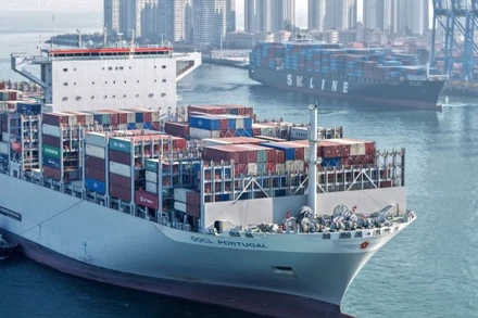 Tàu hàng ra vào cảng Thanh Đảo, tỉnh Sơn Đông, Trung Quốc. (Ảnh: Tân Hoa xã)