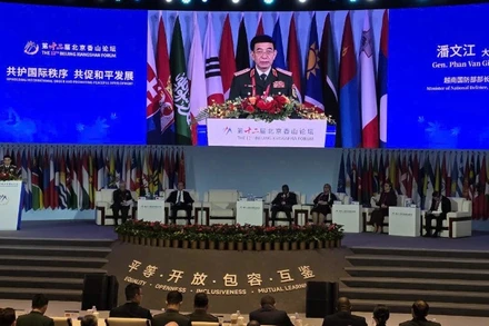 Đại tướng Phan Văn Giang, Ủy viên Bộ Chính trị, Phó Bí thư Quân ủy Trung ương, Bộ trưởng Quốc phòng phát biểu tại Phiên toàn thể 1.