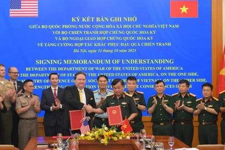 Thượng tướng Hoàng Xuân Chiến, Ủy viên Trung ương Đảng, Ủy viên Thường vụ Quân ủy Trung ương, Thứ trưởng Quốc phòng cùng Đại sứ Hoa Kỳ tại Việt Nam Marc Evans Knapper tại buổi ký kết.