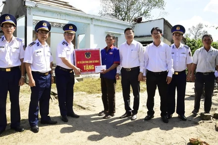 Bộ Tư lệnh Vùng Cảnh sát biển 2 tặng quà, động viên gia đình ông Mạc Tâm Dung, thôn An Hội, xã Bình Hiệp, tỉnh Gia Lai.