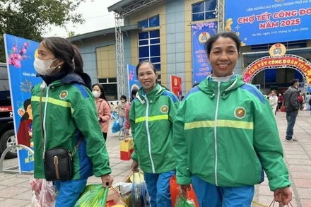 Niềm vui của đoàn viên, người lao động tham gia chương trình Chợ Tết Công đoàn năm 2025 do Liên đoàn Lao động thành phố Hà Nội tổ chức.