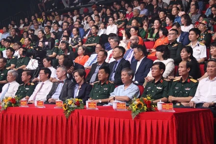 Các đại biểu tham dự chương trình. (Ảnh: HẢI LY)