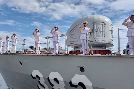 Luyện tập nội dung chào cờ, hát quốc ca trên biển.