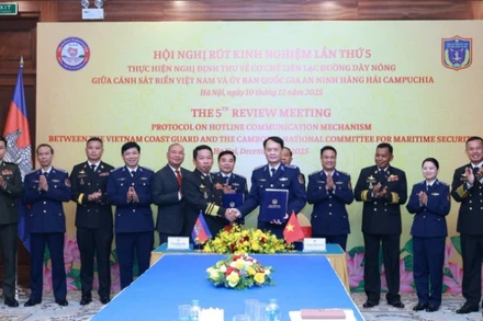 Hai bên ký kết biên bản.