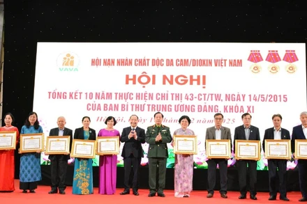 Ban Tuyên giáo và Dân vận Trung ương trao tặng Bằng khen cho các tập thể có thành tích xuất sắc trong thực hiện Chỉ thị 43-CT/TW.