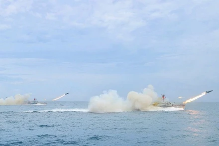 Biên đội tàu chiến Vùng 3 thực hành bắn tên lửa tiêu diệt mục tiêu.