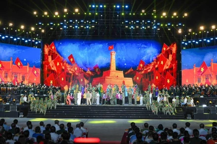 Chương trình chính luận nghệ thuật “Dưới cờ vinh quang” tại điểm cầu Hà Nội.