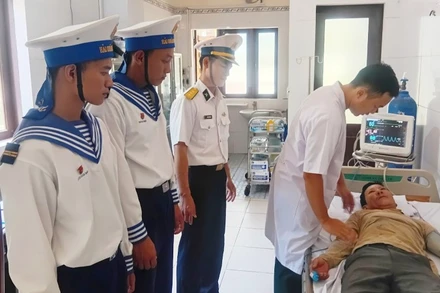 Bác sĩ đảo Trường Sa thăm khám cho ngư dân Nguyễn Văn Lai.