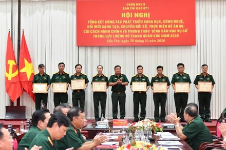 Trao Bằng khen tặng tập thể, cá nhân có thành tích xuất sắc.