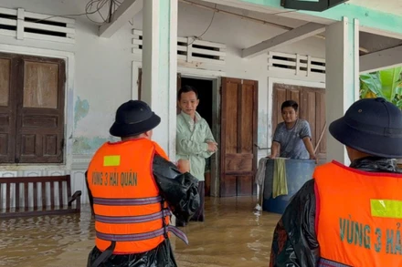 Cán bộ, chiến sĩ Vùng 3 Hải quân di chuyển vào những khu vực ngập sâu.