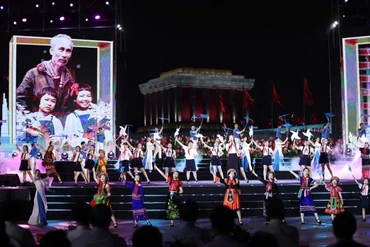 Hình ảnh trong chương trình “Người là Hồ Chí Minh”.