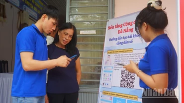 Thanh niên tình nguyện hướng dẫn người dân cài đặt ứng dụng Danang smart city.