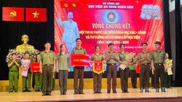 Thượng tá Nguyễn Hồng Thái, Phó Giám đốc Học viện An ninh nhân dân trao giải Nhất hội thi cho đội Chuyên khoa 2. (Ảnh: PHẠM CƯỜNG)