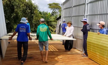 Tổ xây nhà từ thiện của tín đồ Phật giáo Hòa Hảo tỉnh An Giang tích cực giúp đỡ người dân trong vùng. (Ảnh: Ban Tôn giáo Chính phủ)