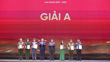 Các đồng chí Nguyễn Trọng Nghĩa và Nguyễn Xuân Thắng trao giải A cho các tác giả.