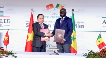 Chủ tịch Quốc hội Trần Thanh Mẫn và Chủ tịch Quốc hội Senegal El Malick Ndiaye trao bản ký kết hợp tác giữa hai Quốc hội Việt Nam và Senegal.