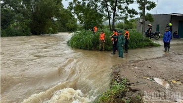 Bộ Nông nghiệp và Môi trường yêu cầu các địa phương khẩn trương hộ đê, xử lý sự cố, bảo đảm an toàn hệ thống đê điều trong mùa mưa lũ. (Ảnh: nhandan.vn)