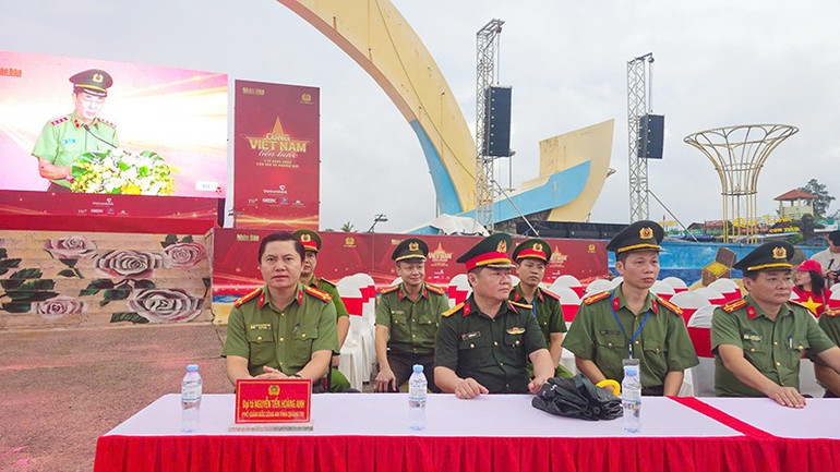 Đại tá Nguyễn Tiến Hoàng Anh, Phó Giám đốc Công an tỉnh Quảng Trị, Trưởng Ban Tổ chức chương trình đi bộ “Cùng Việt Nam tiến bước”. 3.jpg
