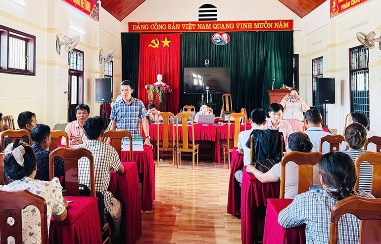 Chủ tịch Ủy ban nhân dân xã La Lay Lê Quang Thạch dự họp giao ban tại điểm giao dịch La Lay. chinh-sach-4.jpg