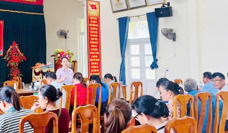 Cán bộ ngân hàng tuyên truyền chính sách tín dụng ưu đãi đến người dân. chinh-sach-5.jpg