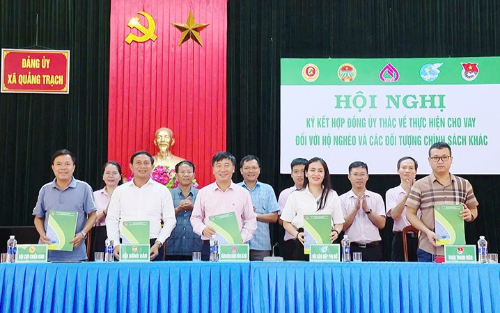 Lễ ký kết Hợp đồng ủy thác giữa Phòng giao dịch Ngân hàng Chính sách xã hội Quảng Trạch và các tổ chức chính trị xã hội tại xã Tân Gianh. chinh-sach-6.jpg