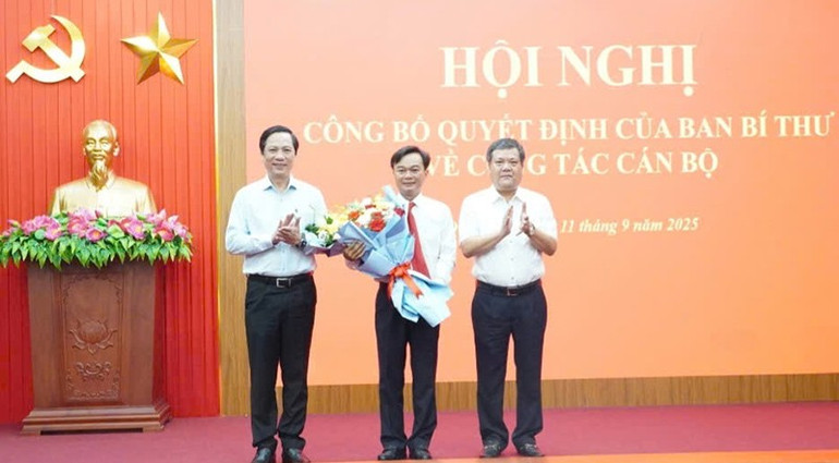 Lãnh đạo Ủy ban nhân dân tỉnh Quảng Trị tặng hoa chúc mừng đồng chí Nguyễn Chiến Thắng. ton-hon-2.jpg
