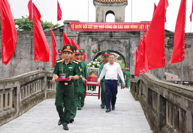 O vice-presidente do Comitê Popular da província de Quang Tri, Le Duc Tien, e o Comando Militar Provincial conduziram os restos mortais dos mártires ao Cemitério dos Mártires do Bairro de Quang Tri. dua-1.jpg