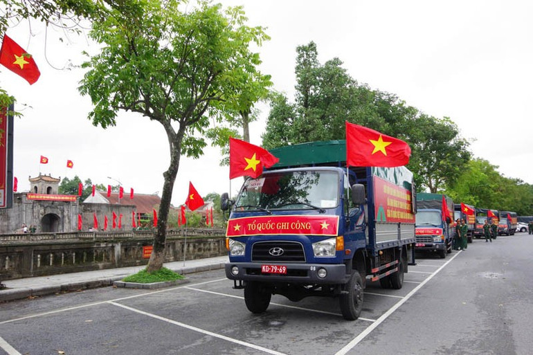 O comboio de carros levou os mártires do Sítio Nacional de Relíquias Especiais da Antiga Cidadela de Quang Tri para o Cemitério dos Mártires do Bairro de Quang Tri. dua-3.jpg