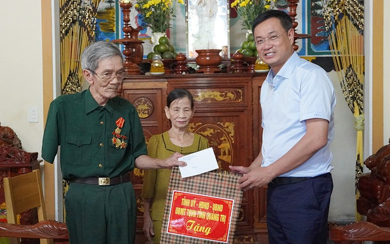 Bí thư Tỉnh ủy Lê Ngọc Quang thăm hỏi, tặng quà thương binh Lê Văn Hữu, xã Lao Bảo. q3.jpg