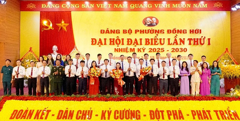 Lãnh đạo tỉnh tặng hoa chúc mừng Ban Chấp hành Đảng bộ phường Đồng Hới, nhiệm kỳ 2025-2030. dh3.jpg